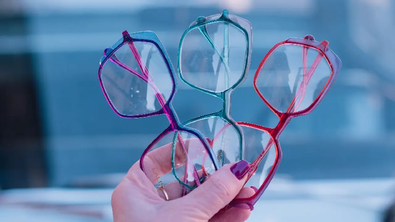 Detalhe de hastes de óculos