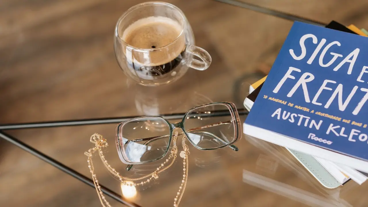 Mulher usando óculos da Laline