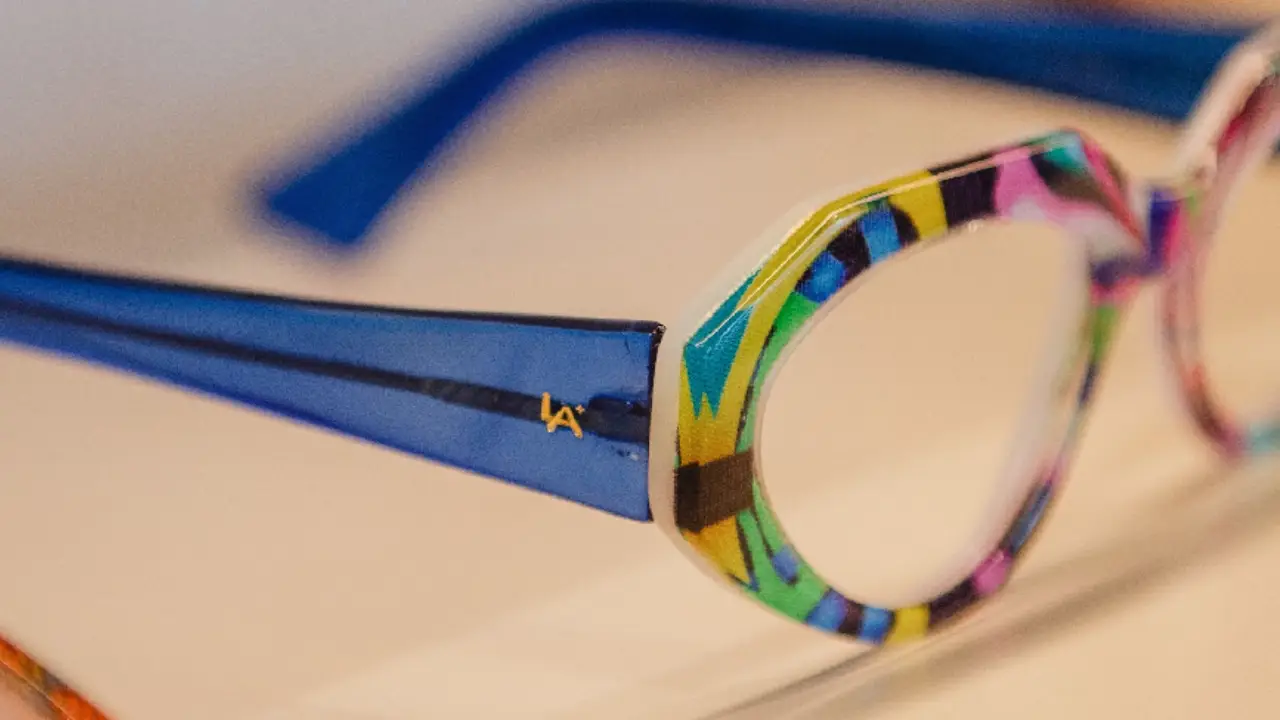 Estilo de vida urbano com óculos