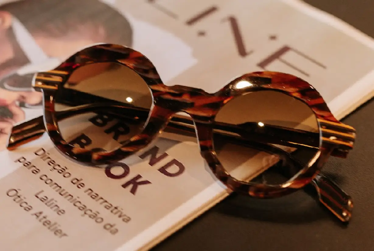 Mulher usando óculos da Laline Ótica Atelier